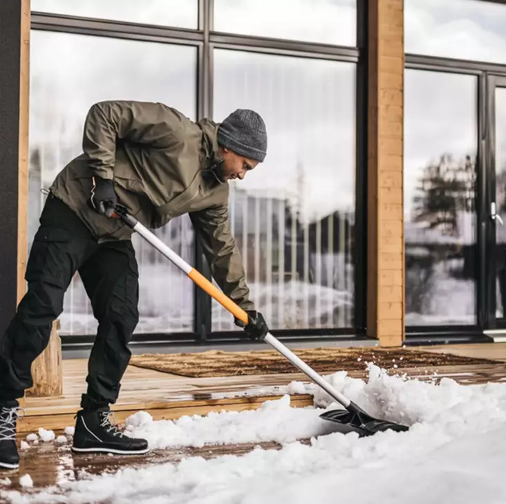 Snöskyffel Fiskars X-Series rullande - Snöredskap - 6411501410283 - 1