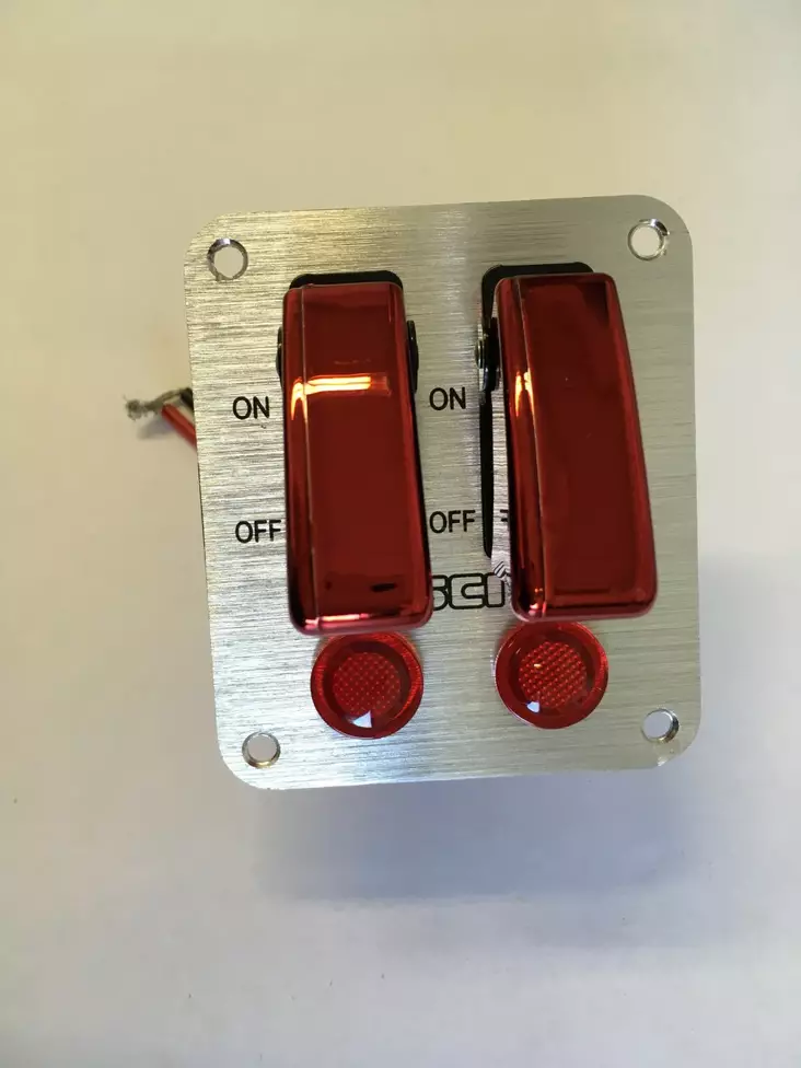 Vipparbrytarpanel 80x69mm - Bilbelysning och elektriska tillbehör - 6419943542333 - 1