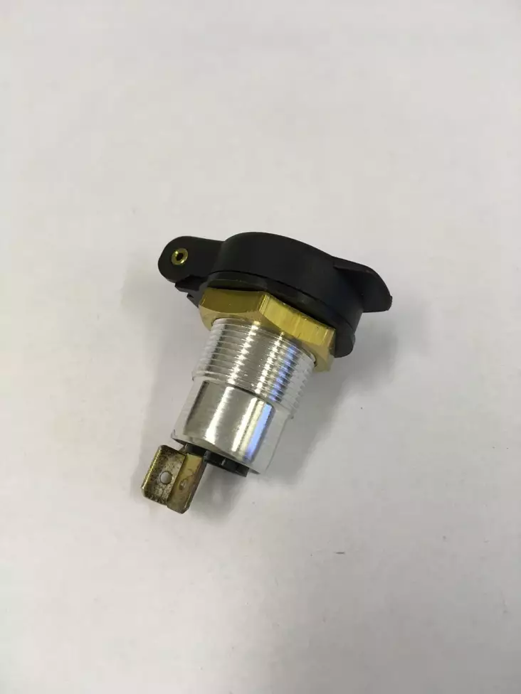 Eluttag med lock - Bilbelysning och elektriska tillbehör - 6419943235815 - 1