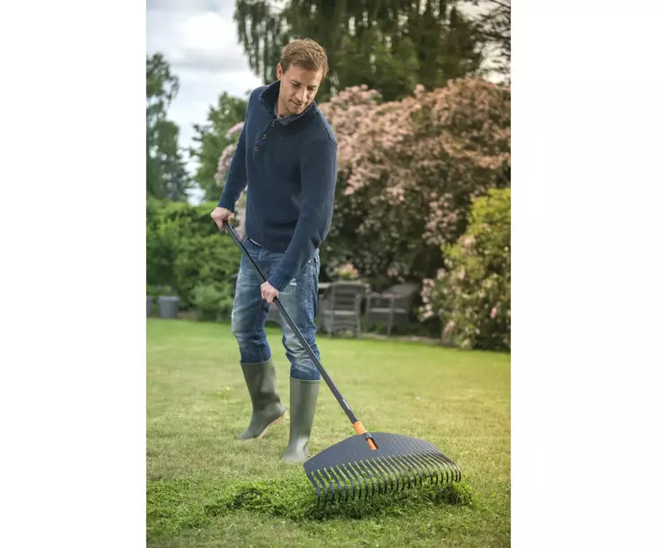 Fiskars Solid lövkratta L med skaft - Räfsor, kultivatorer - 8719732402779 - 1